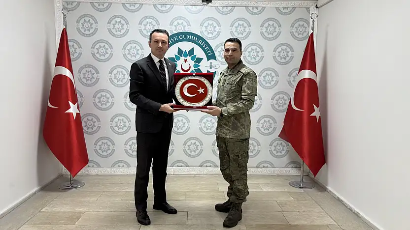 2'nci Komando tabur komutanı'ndan Çaldıran Kaymakamı'na veda ziyareti