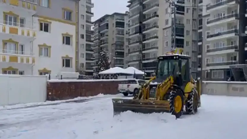 Abdurrahman Gazi Mahallesi'nde kar temizleme çalışması