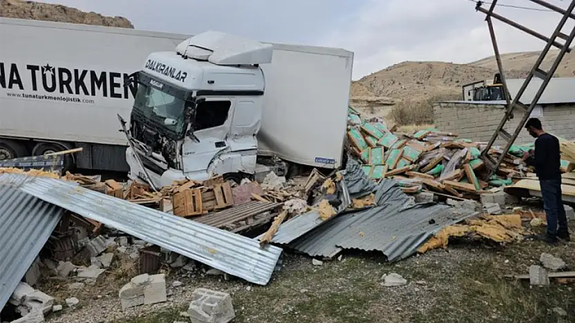 Adilcevaz-Erciş karayolunda tavuk eti yüklü tır kaza yaptı