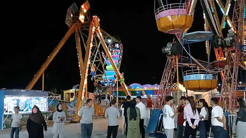 Aileler ve gençler eğlencenin tadını lunapark'ta çıkarıyor
