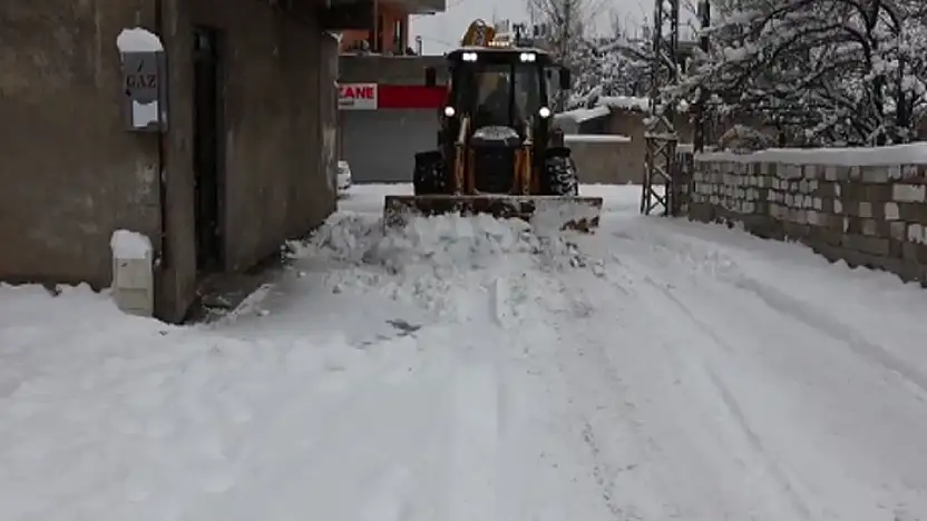 Akköprü Mahallesi'nde kar temizleme çalışması