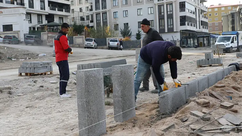 Akköprü Parkı'nda yol ve kaldırım çalışmaları sürüyor