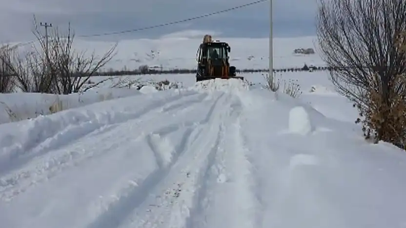 Alaköy Mahallesi'nde kar temizliği çalışması