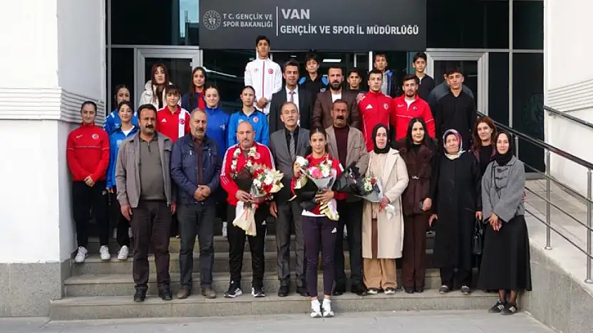 Altın madalyalı boksör Evin Erginoğuz çiçeklerle karşılandı