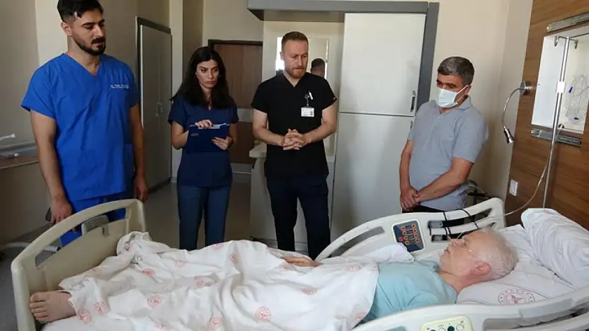 Aort damar yırtığına karşı zamanla yarış: 15 kişilik ekip hastayı hayata döndürdü