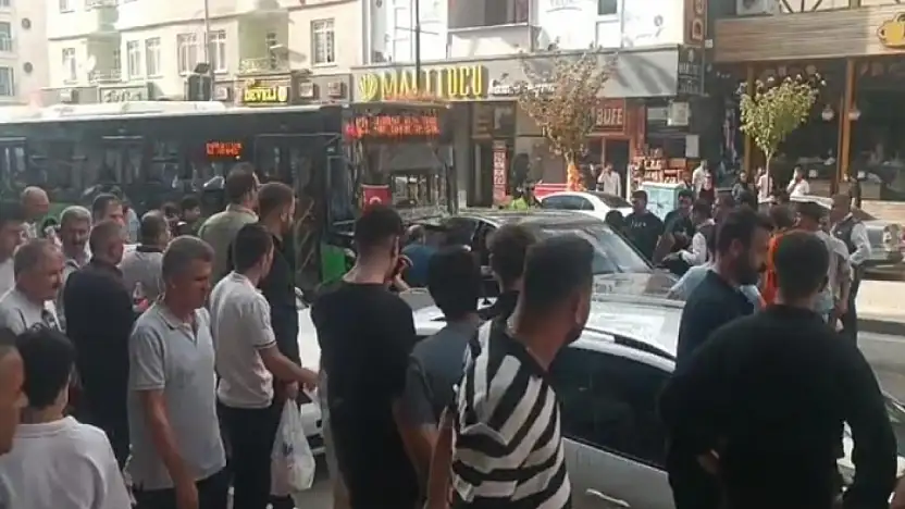 Aracı içinde bayılan sürücü hastaneye kaldırıldı