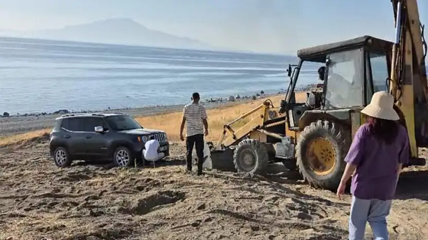 Araçlarıyla yolda kalan piknikçilerin yardımına muhtar koştu