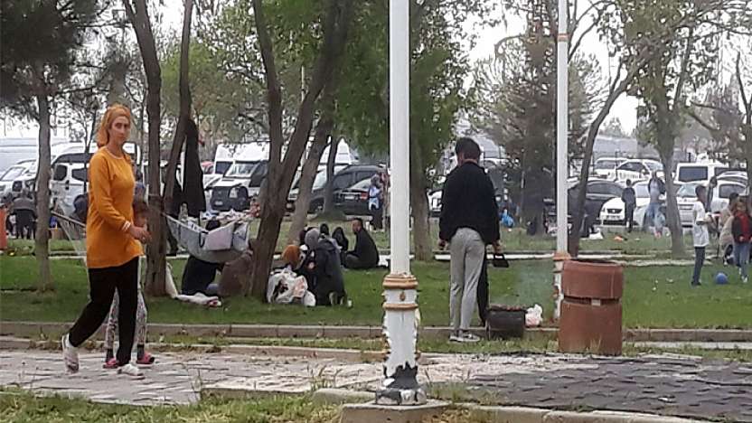 Atatürk Kültür Parkı hafta sonu piknikçilerle doldu taştı