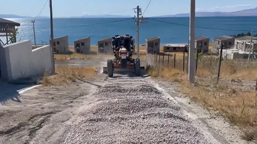 Ayanıs Mahallesi'nde yol düzenleme çalışmaları devam ediyor