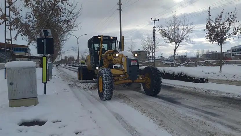 Bahçesaray'da 71 yerleşim yerinin yolu ulaşıma kapandı