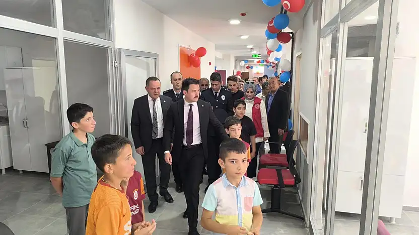 Bahçesaray'da gençlik merkezi açıldı