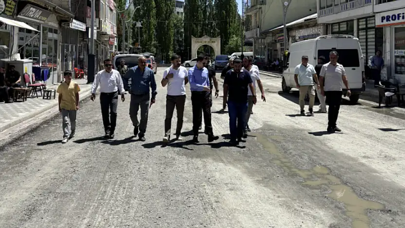 Bahçesaray'da yol ve altyapı çalışmaları devam ediyor