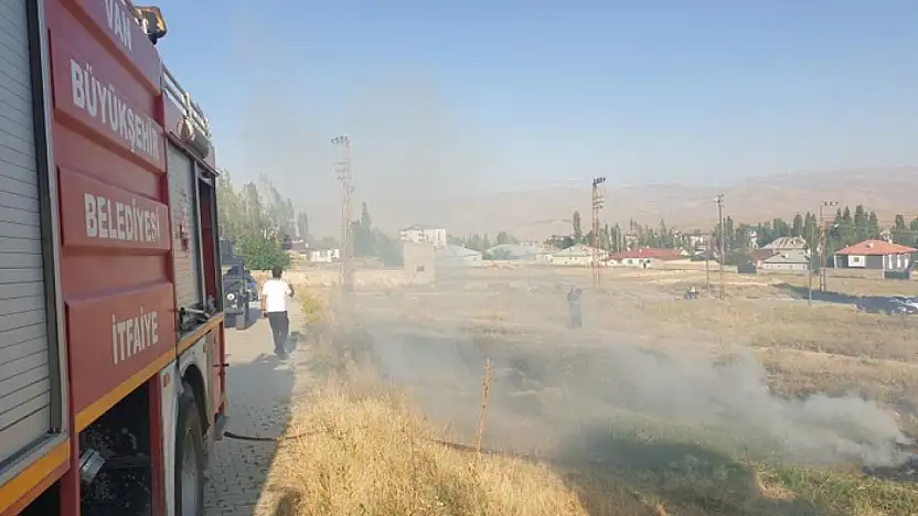 Başkale'de anız yangını