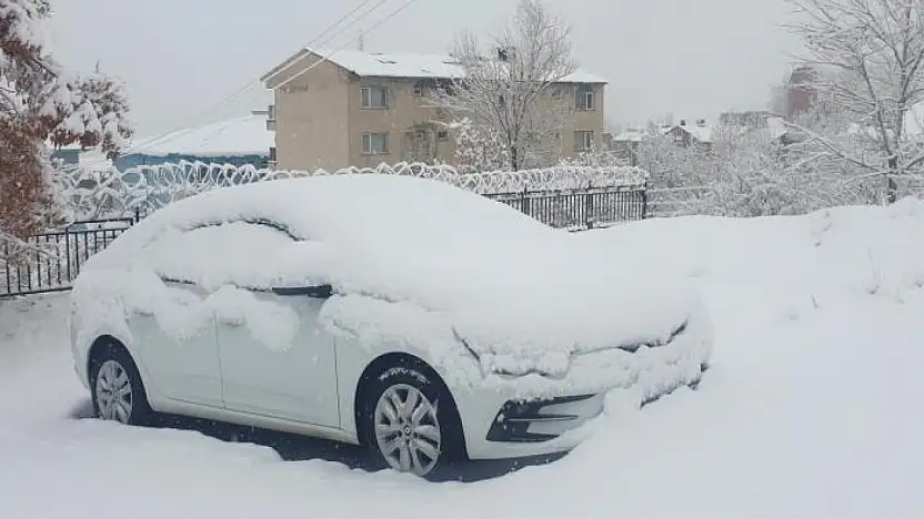 Başkale'de araçlar kara gömüldü