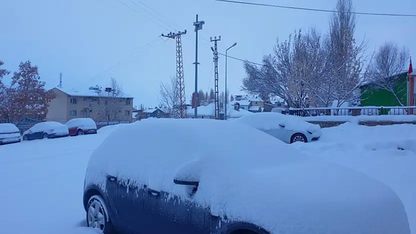Başkale'de araçlar kara gömüldü