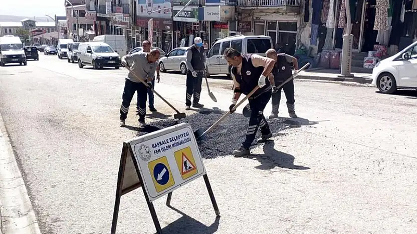 Başkale'de bozuk yollar onarılıyor