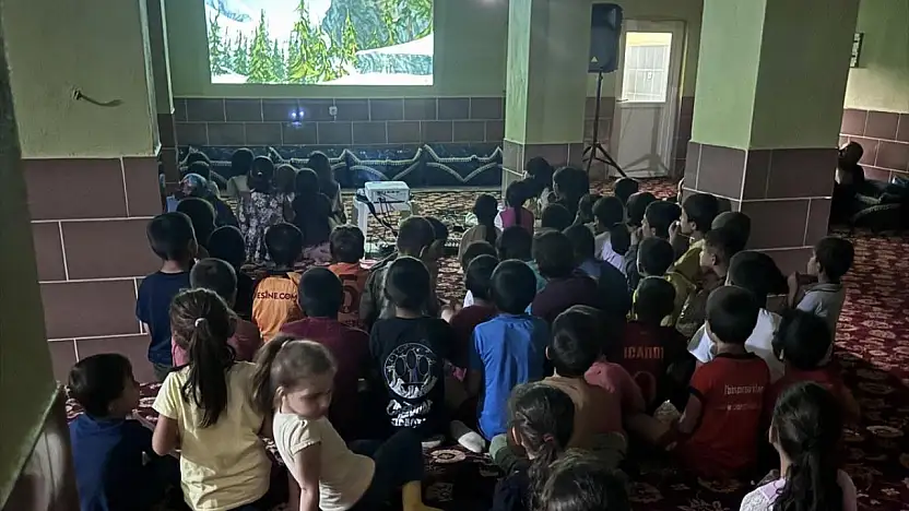 Başkale'de çocuklara sinema keyfi