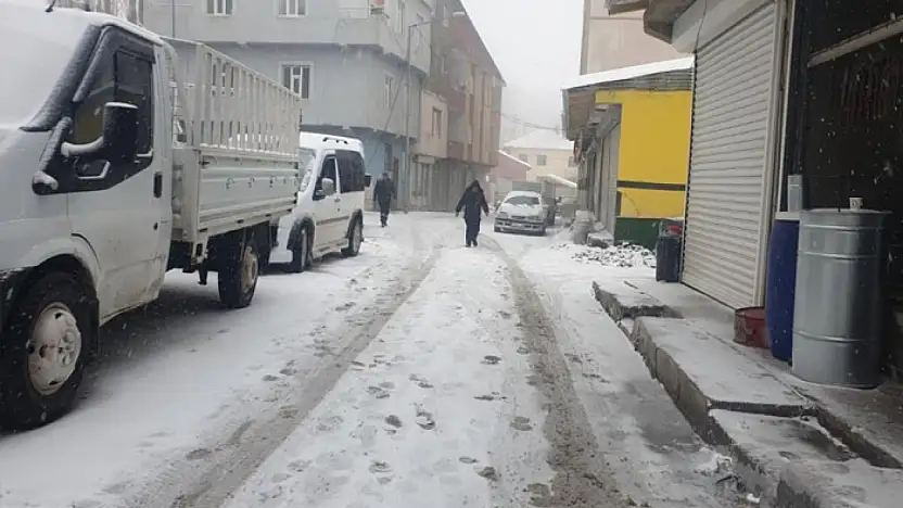 Başkale'de kar yağışı başladı