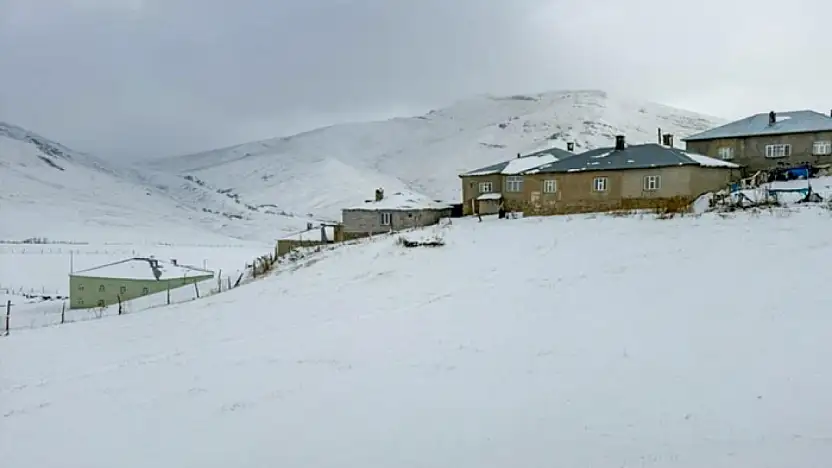 Başkale'de kar yağışı etkili oldu