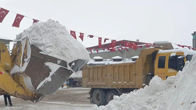 Başkale'de kış sert geçiyor, kar yığınları kamyonlarla ilçe dışına taşınıyor