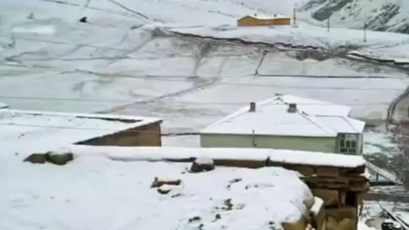 Başkale'de Mayıs ayında kar yağışı etkili oldu