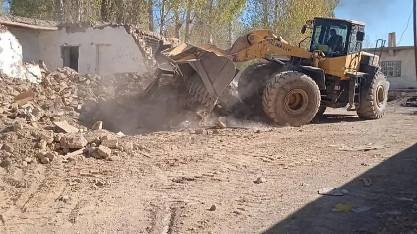 Başkale'de metruk yapılar yıkılıyor