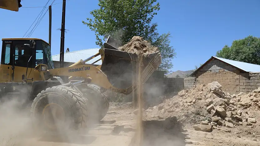 Başkale'de metruk yapılar yıkılıyor