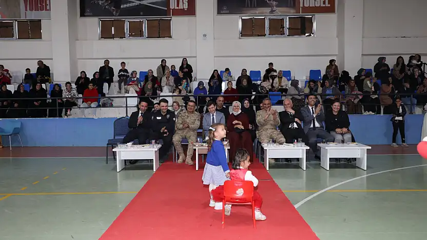 Başkale'de miniklerden Cumhuriyet temalı gösteri