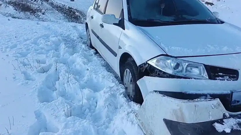 Başkale'de otomobil şarampole düştü