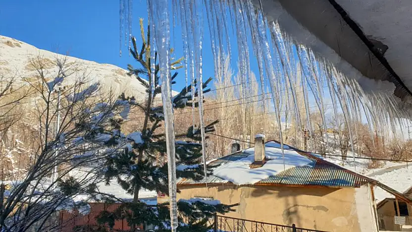 Başkale'de soğuk hava çatıları dondurdu