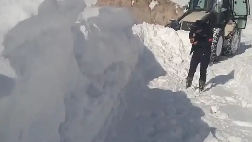 Başkale'de ulaşım için karla mücadele çalışması