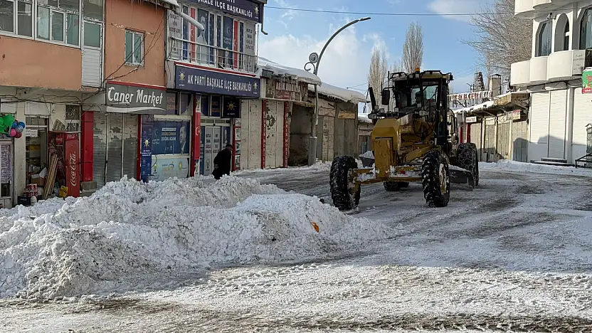 Başkale'de yoğun kar mesaisi