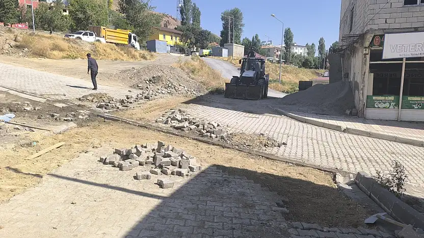 Başkale'de yol ve altyapı çalışmaları sürüyor