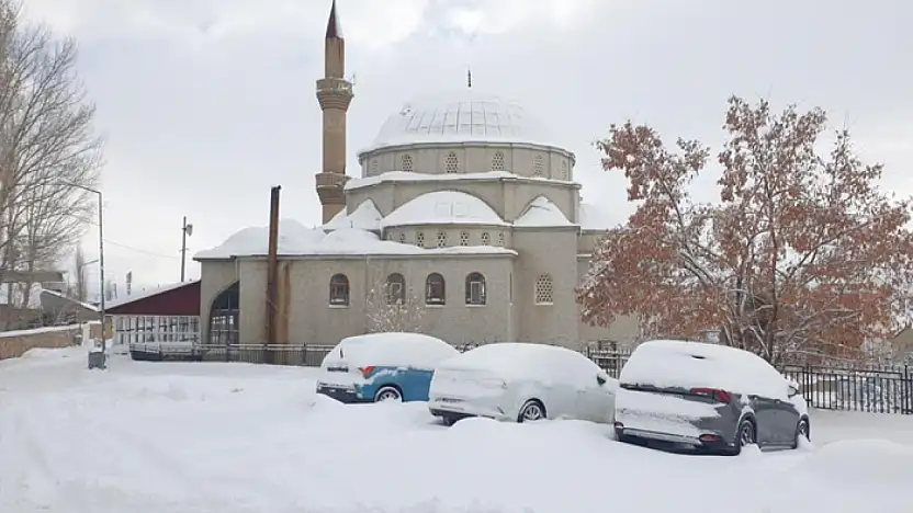 Başkale kara gömüldü