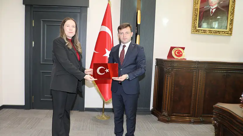 Başkale Kaymakamı Erdoğan başarılı polis memurunu tebrik etti