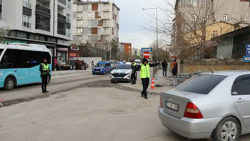 Büyükşehir Belediyesi ekipleri trafiği rahatlatacak tek yön düzenlemesi için sahada