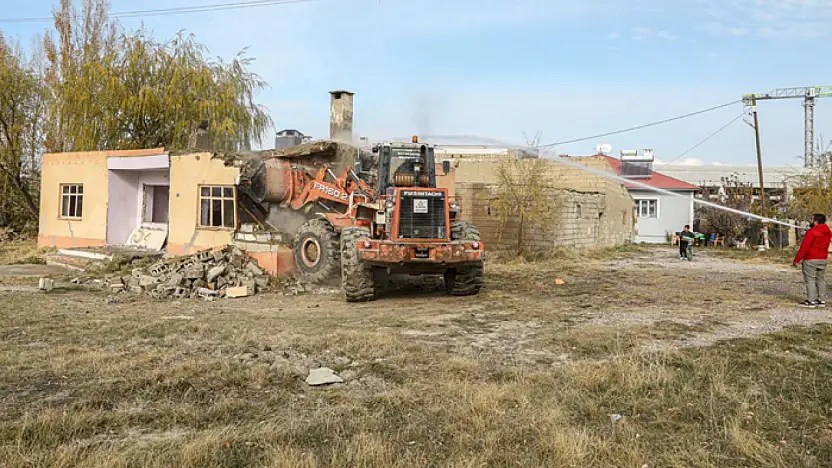 Büyükşehir'den, yıkım ve yol genişletme çalışması