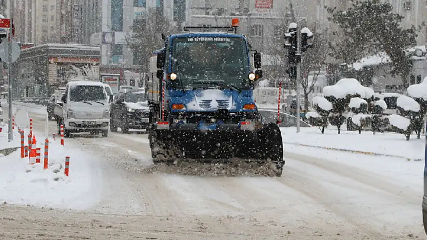 Büyükşehir karla mücadele çalışmalarını sürdürüyor