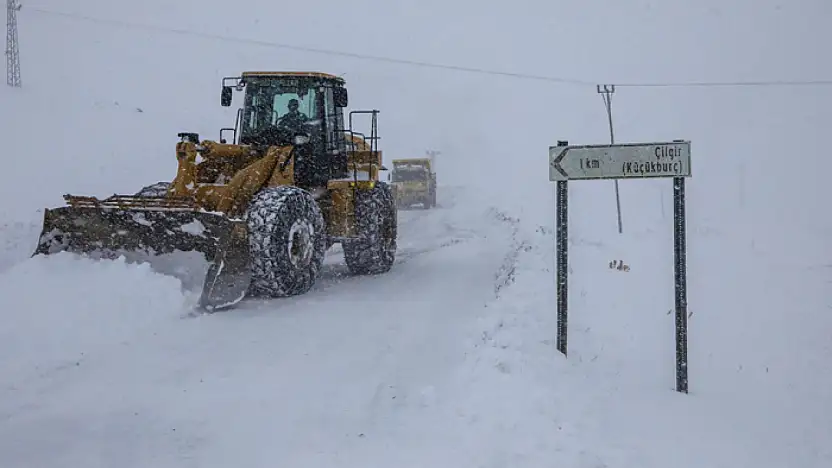 Büyükşehir kırsalda zorlu şartlarda karla mücadele ediyor