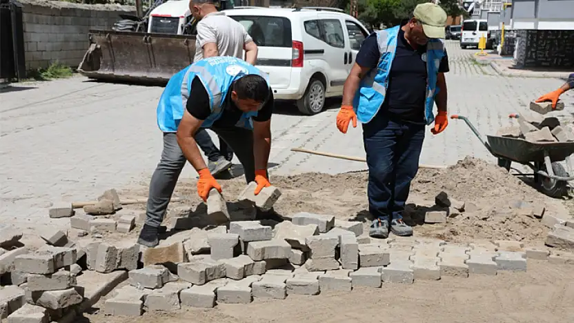 Camikebir Mahallesi'nde yol bakım çalışmalarını sürdürüyor