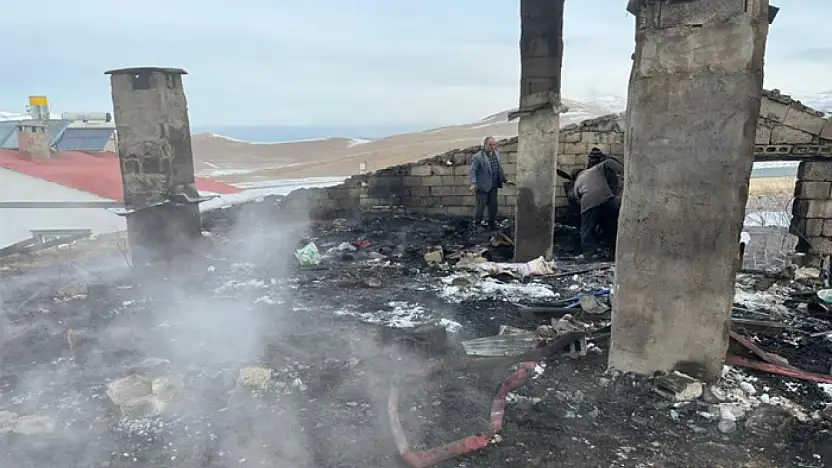 Çatak'ta çatı yangını korkuttu