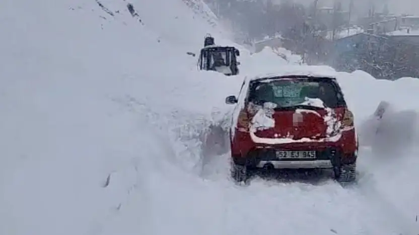 Çatak'ta çığ düştü: Sürücü son anda kurtuldu