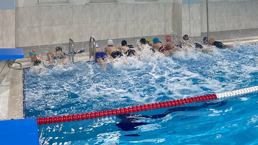 Çatak'ta çocuklar yüzmeyle büyüyor