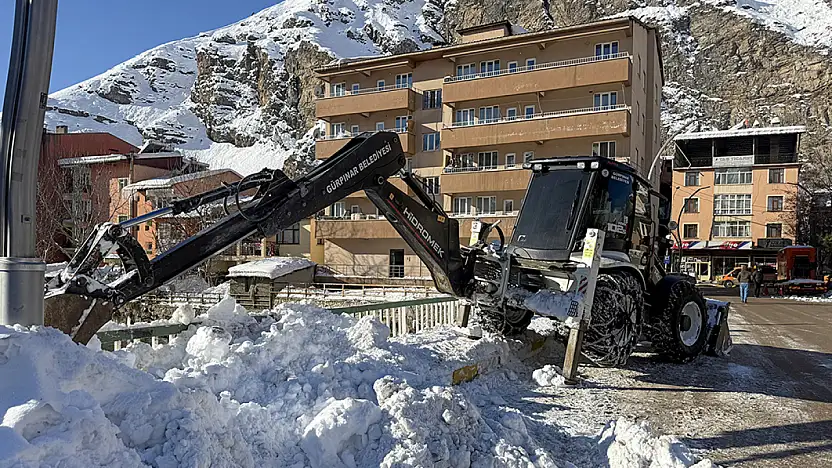 Çatak'ta karla mücadeleye çevre Belediyelerden destek