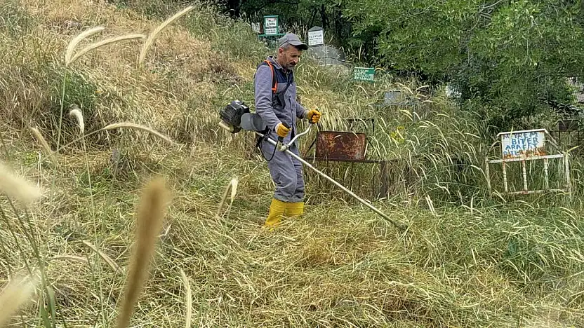 Çatak'ta mezarlıklar temizlendi
