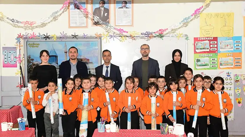 Çatak'ta öğrencilere Dünya ve Türkiye haritası dağıtıldı
