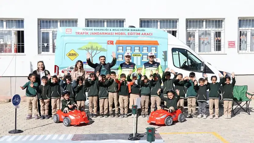 Çatak'ta öğrencilere uygulamalı trafik güvenliği eğitimi