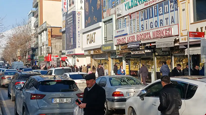 Çatı oluklarının kırık tahliye boruları tehlike saçıyor