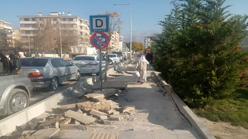 Çavuşbaşı Caddesi'ndeki kaldırım çalışmaları yarım kaldı