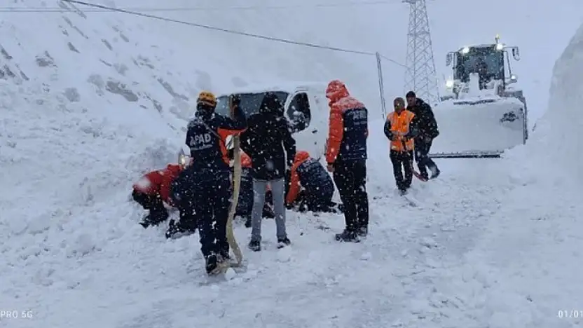 Çığ altında kalan araçtaki 2 kişi kurtarıldı